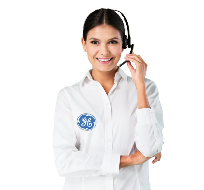Técnico autorizado General Electric documentando una reparación en Ibagué